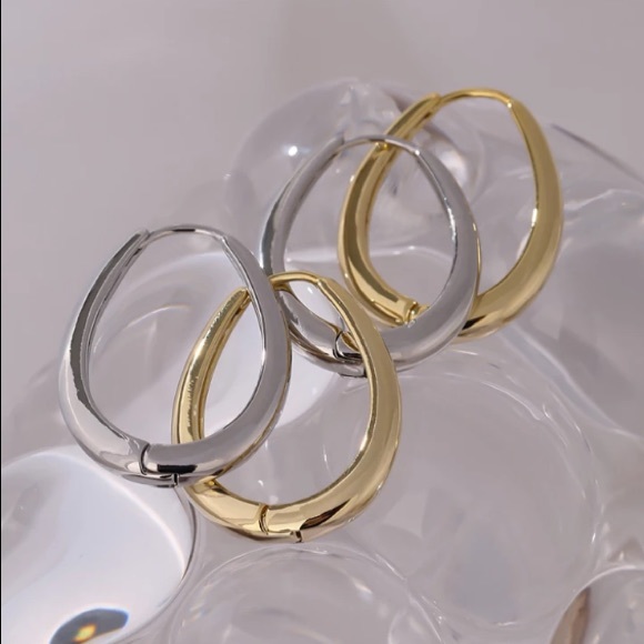 Jewelry - ⭐️18K gold hoop oval earrings